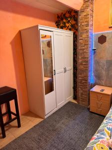 um quarto com um armário com um espelho em Bonita habitación en chalet em Barcelona