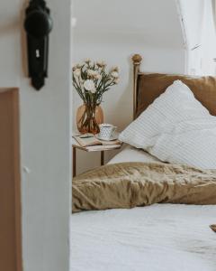 Säng eller sängar i ett rum på Gatekeepers Lodge - A Historic Hobart Experience