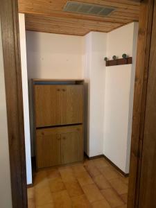 Habitación con armario y armario de madera. en Appartamento a Bagolino (BS) en Bagolino