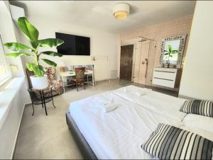- une chambre avec un grand lit blanc et une table dans l'établissement Ron De Mar #1 modern room, à Pezinok