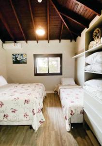 um quarto com duas camas num quarto em Duplex Accorsi Gramado, COM 2 SUITES em Gramado
