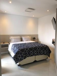um quarto com uma cama e duas mesas de cabeceira em Royal Ibirapuera Park em São Paulo
