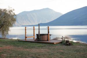 een dok aan de kant van een waterlichaam bij The Kootenay Lake House - A Private Luxury Retreat in Nakusp