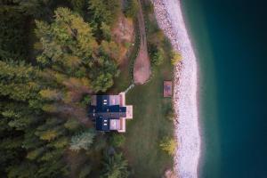 een luchtzicht op een huis naast het water bij The Kootenay Lake House - A Private Luxury Retreat in Nakusp