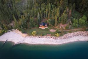 een luchtzicht op een huis op een eiland in het water bij The Kootenay Lake House - A Private Luxury Retreat in Nakusp