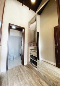 Habitación con armario y aseo. en Duplex Accorsi Gramado, COM 2 SUITES, en Gramado
