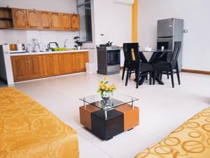 201 RV APARTMENTS IQUITOS-APARTAMENTO SEGUNDO PISO CON BALCON A PISCINAにあるキッチンまたは簡易キッチン