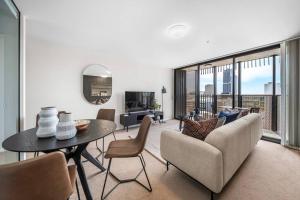 ein Wohnzimmer mit einem Sofa und einem Tisch in der Unterkunft Luxury Heights on Flinders in Adelaide