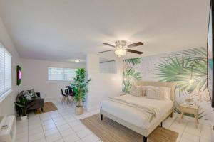 1 dormitorio con 1 cama y ventilador de techo en Boho 6, studio Near Air-Cruise Port & Beach, en Miami