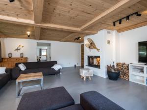 een woonkamer met een bank en een open haard bij Kirchberg am Bach in Kirchberg in Tirol