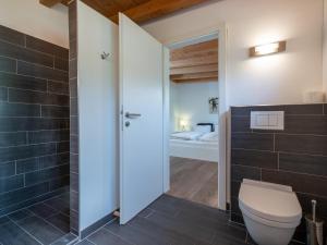 Koupelna v ubytování Kirchberg am Bach + 44 fotografií