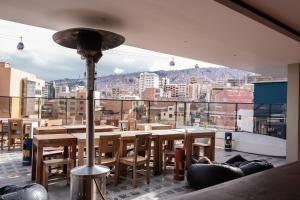 Habitación con mesa, sillas y ventana grande. en BB&B Hostel en La Paz