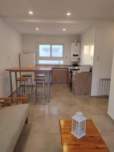 una grande cucina con tavolo e sedie in una stanza di El Descanso a Olavarría