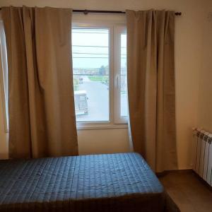 una camera da letto con un letto e una finestra con vista di El Descanso a Olavarría Altre 3 foto