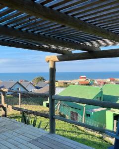 een uitzicht op een stad vanaf het dek van een huis bij Palapa Suite in Punta Del Diablo
