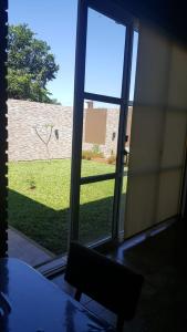 a room with a window with a view of a yard at Alquiler temporario Natal, en la entrada a Posadas in Garupá