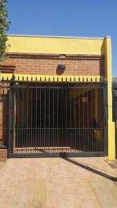 a black metal gate in front of a building at Alquiler temporario Natal, en la entrada a Posadas in Garupá