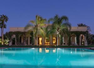 una grande piscina di fronte a una casa di Palatial Oasis with Pool- VacayX - MARRAKECH a Marrakech