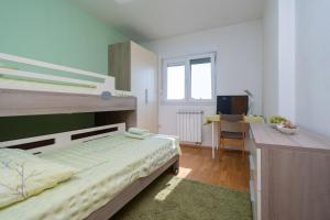 Postel nebo postele na pokoji v ubytování Holiday house with a parking space Zadar - 11744