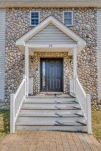 ein Haus mit einer Treppe, die zu einer Tür führt in der Unterkunft Patty Posh Palace in Annapolis