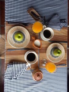 una mesa con platos y tazas de café. en La Posada de Tafi en Tafí del Valle