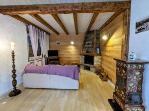 ein Schlafzimmer mit einem Bett in einem Zimmer mit Holzwänden in der Unterkunft Gîte Vagney, 3 pièces, 6 personnes - FR-1-589-374 in Vagney