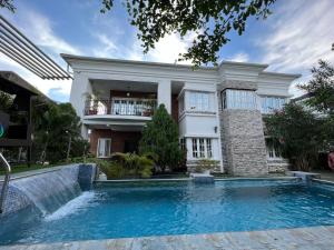 Πισίνα στο ή κοντά στο LEKKI SECRET MANSION 'n' SWIMMING POOl