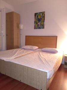 1 dormitorio con 1 cama grande con sábanas y almohadas blancas en Apartments by the sea Drace, Peljesac - 14019, en Janjina