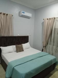 Voodi või voodid majutusasutuse OD-V!CK'S CLASSIC, Wuse 2 extension, upscale Jahi district WiFi,24hr power,security, dstv toas