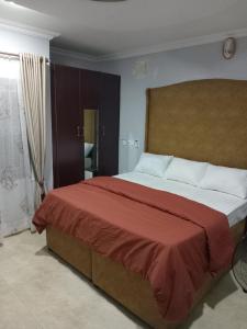 Voodi või voodid majutusasutuse OD-V!CK'S CLASSIC, Wuse 2 extension, upscale Jahi district WiFi,24hr power,security, dstv toas