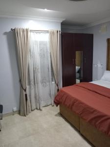Voodi või voodid majutusasutuse OD-V!CK'S CLASSIC, Wuse 2 extension, upscale Jahi district WiFi,24hr power,security, dstv toas