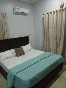 Voodi või voodid majutusasutuse OD-V!CK'S CLASSIC, Wuse 2 extension, upscale Jahi district WiFi,24hr power,security, dstv toas