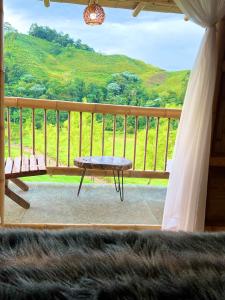 balkon ze stołem i widokiem na góry w obiekcie Cabanas La Herradura w mieście Santa Rosa de Cabal