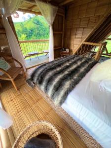 um quarto com uma cama com um cobertor preto e branco em Cabanas La Herradura em Santa Rosa de Cabal