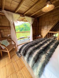 um quarto com uma cama grande num chalé de madeira em Cabanas La Herradura em Santa Rosa de Cabal