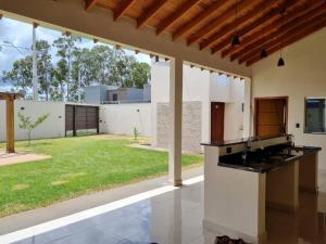a kitchen in a house with a view of a yard at Espaço gelada in Campo Grande