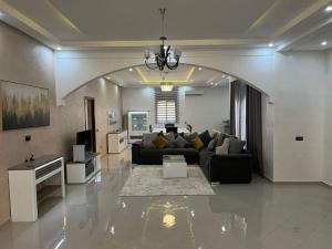 duży salon z kanapą i telewizorem w obiekcie Villa Anis- VacayX - MARRAKECH w Marakeszu