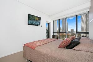 1 dormitorio con cama y ventana grande en A Perfect Stay - Sierra Grande, en Gold Coast