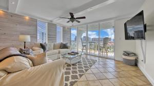 A seating area at Dolphin Point 502B - 2BR condo on Holiday Isle with harbor view