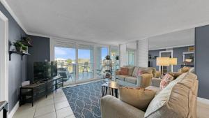 un salon avec un canapé et une télévision dans l'établissement Dolphin Point 601B - Remodeled 2BR with Destin Harbor Views, à Destin