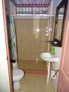a bathroom with a toilet and a sink at Hostel Osa Tucan Corcovado in Drake