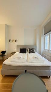 ein Schlafzimmer mit einem großen Bett in einem Zimmer in der Unterkunft ApartmentInCopenhagen Apartment 1539 in Kopenhagen