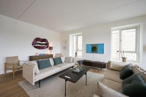 een woonkamer met een bank en een tafel bij ApartmentInCopenhagen Apartment 1559 in Kopenhagen