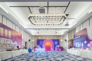 un grand hall avec des tables et une porte rose et violette dans l'établissement Guangzhou Baiyun Airport Rezen Select Hotel, à Huadu