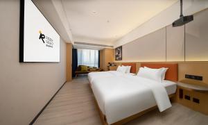 Letto o letti in una camera di Rezen Select Hotel guagnzhou Baiyun International Airport T2 Canton Fair Certificate Application & Free Shuttle