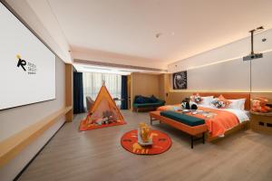 Letto o letti in una camera di Rezen Select Hotel guagnzhou Baiyun International Airport T2 Canton Fair Certificate Application & Free Shuttle