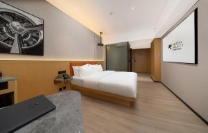 Letto o letti in una camera di Rezen Select Hotel guagnzhou Baiyun International Airport T2 Canton Fair Certificate Application & Free Shuttle