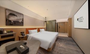 Letto o letti in una camera di Rezen Select Hotel guagnzhou Baiyun International Airport T2 Canton Fair Certificate Application & Free Shuttle