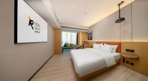 Postel nebo postele na pokoji v ubytování Rezen Select Hotel guagnzhou Baiyun International Airport T2 Canton Fair Certificate Application & Free Shuttle + 37 fotografií