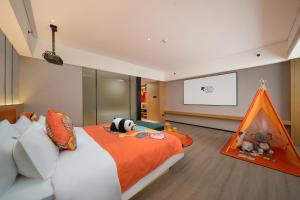 Letto o letti in una camera di Rezen Select Hotel guagnzhou Baiyun International Airport T2 Canton Fair Certificate Application & Free Shuttle